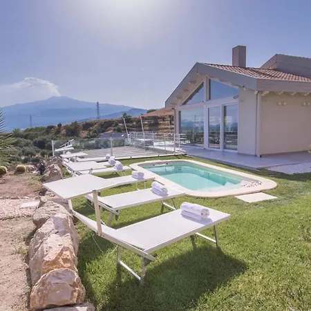 Aura 6, Emma Villa