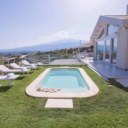 Aura 6, Emma 빌라 *