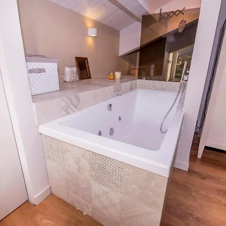 Aura 6, Emma 빌라 *