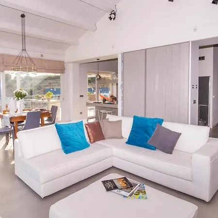 Aura 6, Emma 빌라 지아르디니낙소스