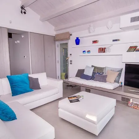 Aura 6, Emma 지아르디니낙소스